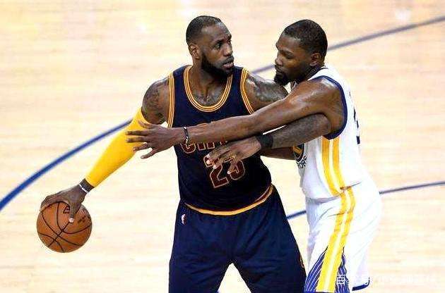 克里斯替补登场仅一分钟，就为我们扳平了比分！（克里斯替补一分钟建功，助球队扳平比分！）