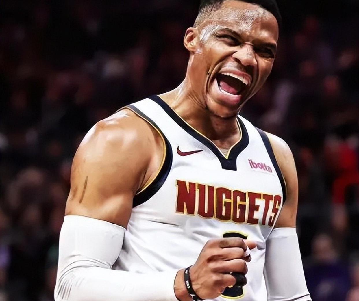 马格德堡球员庆祝进球，不幸跌入2.7米深的沟中但安全逃出（马格德堡球员进球庆祝时失足坠入2.7米深沟，已平安脱困）