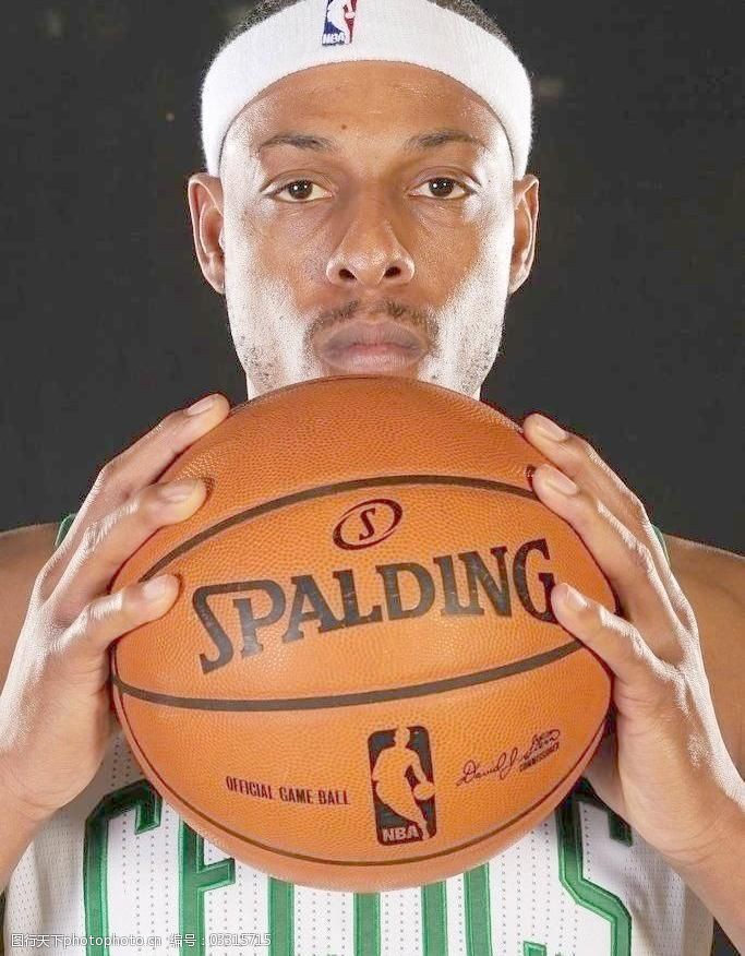 奇招！巴拉多利德球员防守中亲吻对手，后者挥拳反击遭红牌罚下（巴拉多利德球员防守时突袭亲吻，对手挥拳回击吃到红牌）