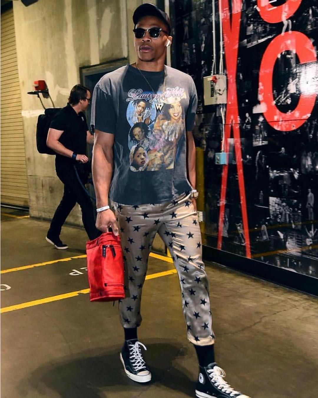 纪念去世的朋友，雅克松的打底衫上写着“安息吧，我的兄弟”（悼念亡友，雅克松穿印有“安息吧，我的兄弟”的打底衫）