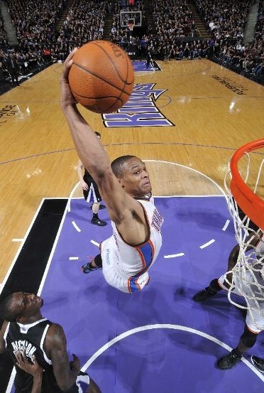 曼联前锋齐尔克泽面临转会，俱乐部对其持开放态度，但仍在培养塞斯科，寻求锋线补充，转会市场激烈争夺中。（曼联或放行齐尔克泽：继续培养塞斯科并补强锋线，转会市场鏖战正酣）