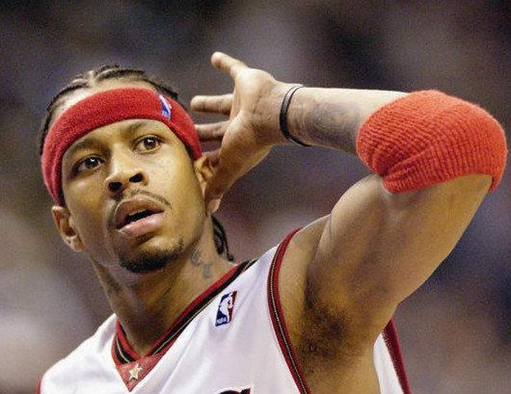 巴媒：奥斯卡近期饱受伤病困扰，他正考虑与圣保罗解约并退役（巴西媒体：因伤病困扰，奥斯卡或将与圣保罗解约并选择退役）